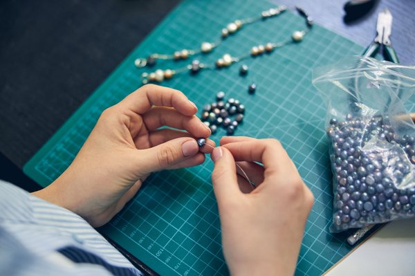 How to use a bracelet making kit for professional-looking designs ?